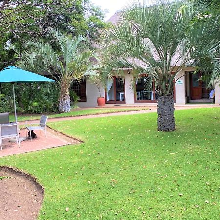 Safari Club Guest Lodge Or Tambo International Airport Кемптън Парк Екстериор снимка