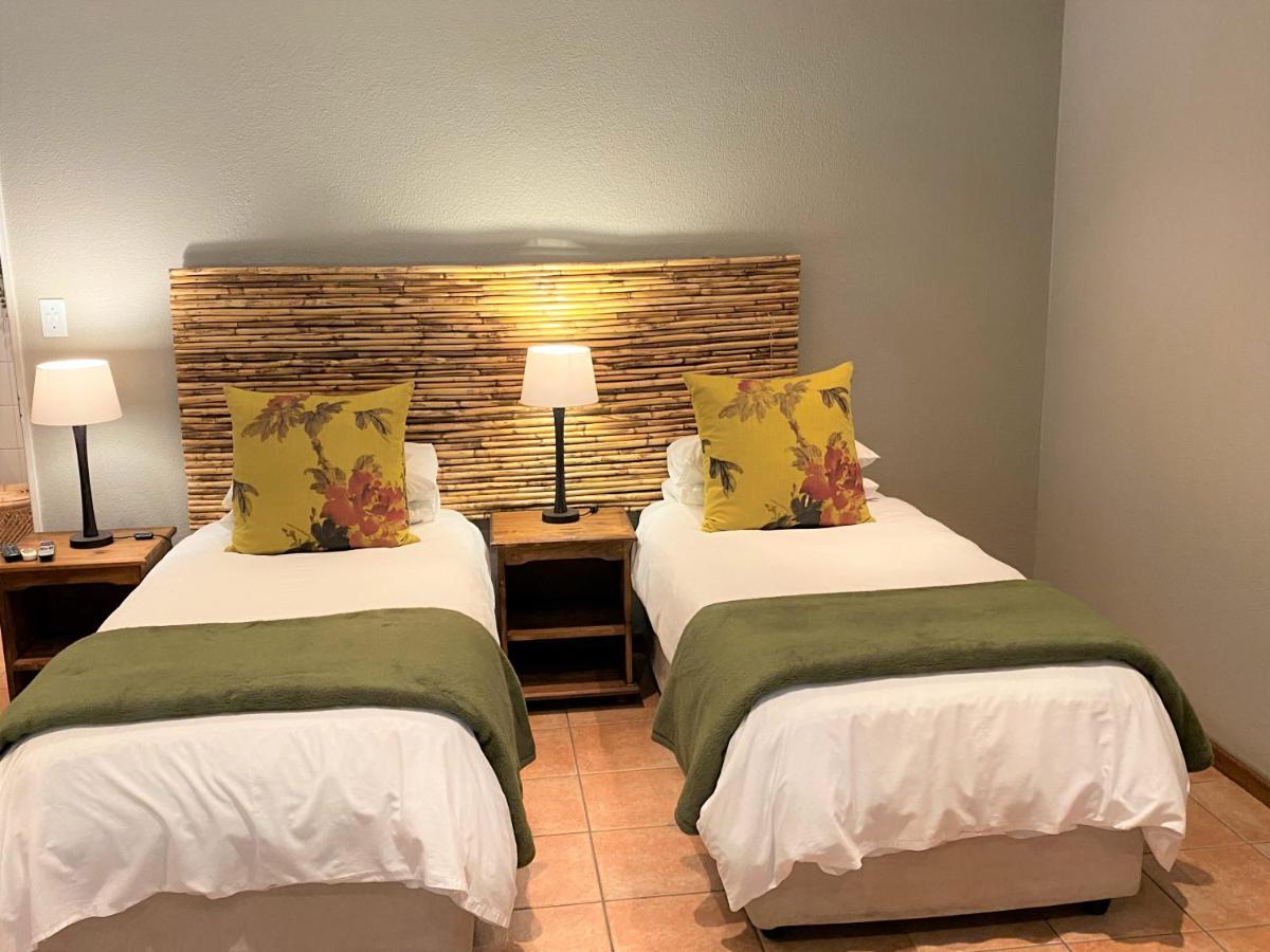 Safari Club Guest Lodge Or Tambo International Airport Кемптън Парк Екстериор снимка