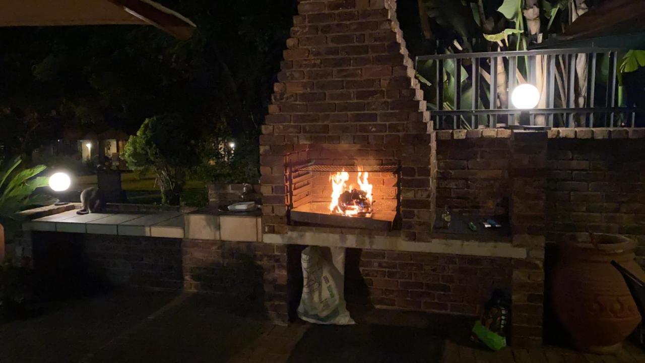 Safari Club Guest Lodge Or Tambo International Airport Кемптън Парк Екстериор снимка