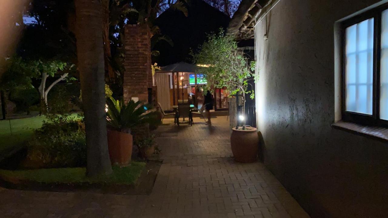 Safari Club Guest Lodge Or Tambo International Airport Кемптън Парк Екстериор снимка