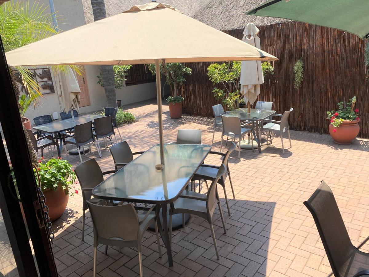 Safari Club Guest Lodge Or Tambo International Airport Кемптън Парк Екстериор снимка