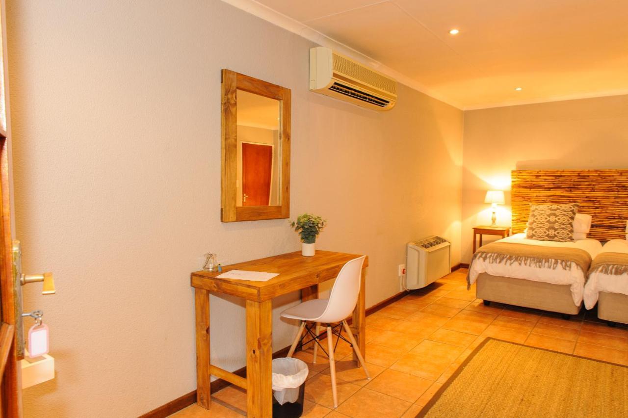 Safari Club Guest Lodge Or Tambo International Airport Кемптън Парк Екстериор снимка