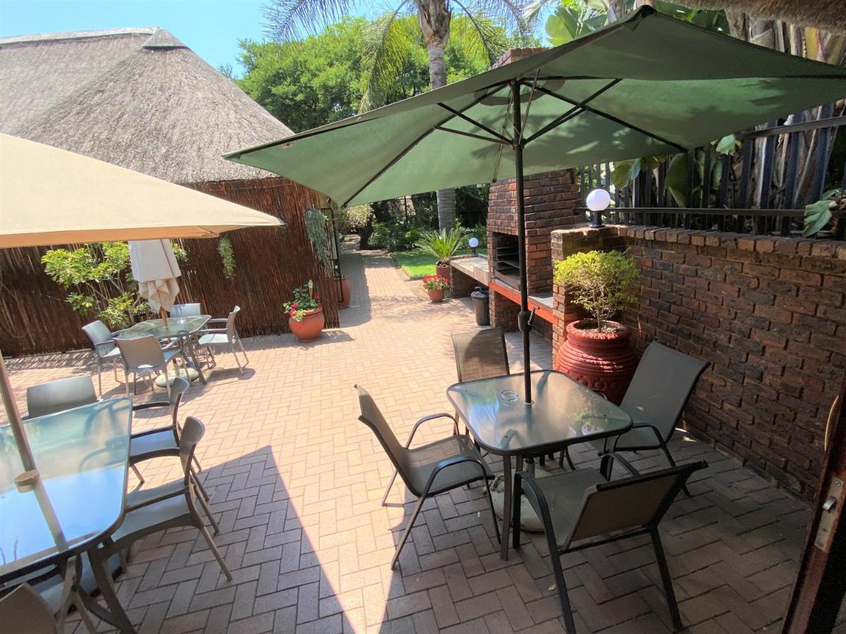 Safari Club Guest Lodge Or Tambo International Airport Кемптън Парк Екстериор снимка