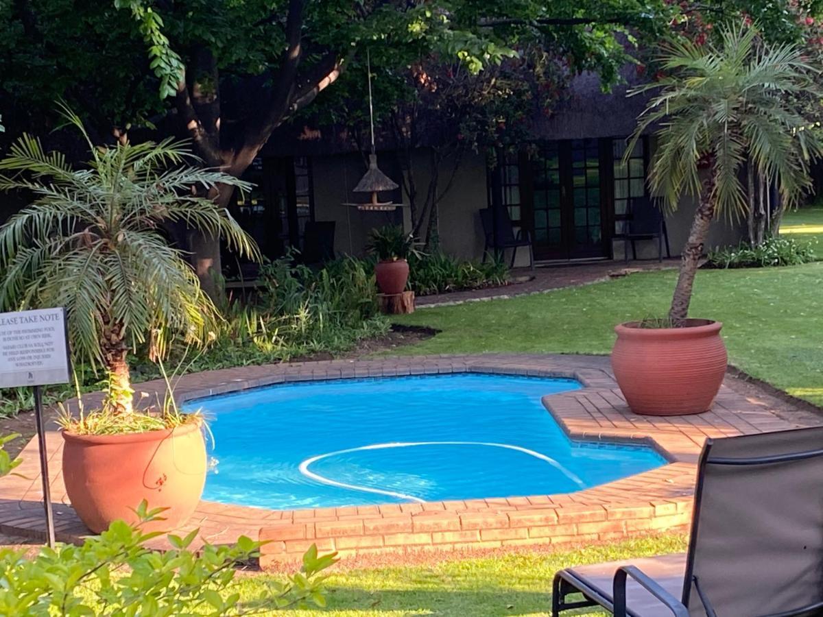 Safari Club Guest Lodge Or Tambo International Airport Кемптън Парк Екстериор снимка