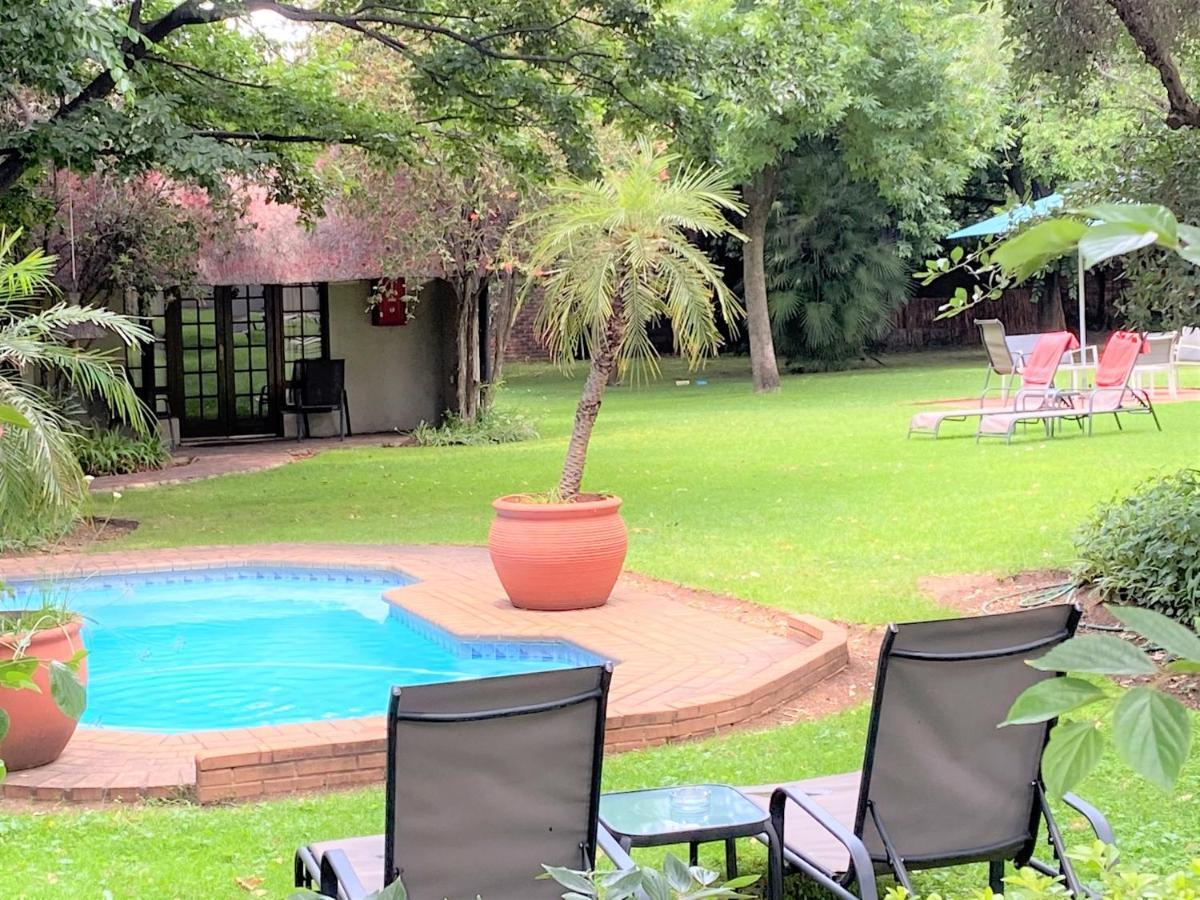 Safari Club Guest Lodge Or Tambo International Airport Кемптън Парк Екстериор снимка