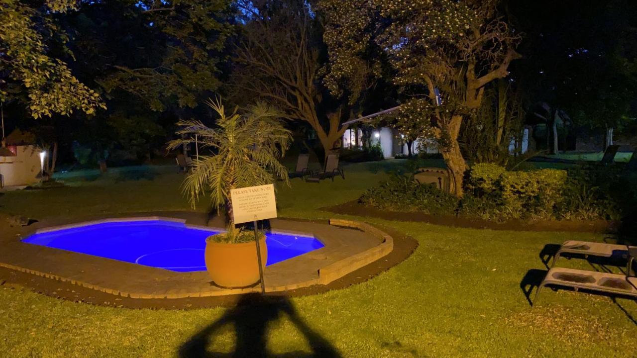 Safari Club Guest Lodge Or Tambo International Airport Кемптън Парк Екстериор снимка