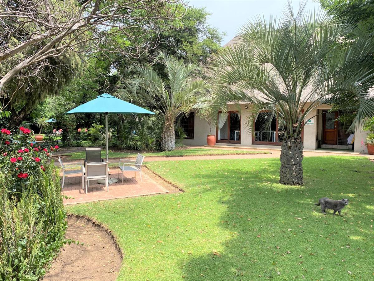 Safari Club Guest Lodge Or Tambo International Airport Кемптън Парк Екстериор снимка