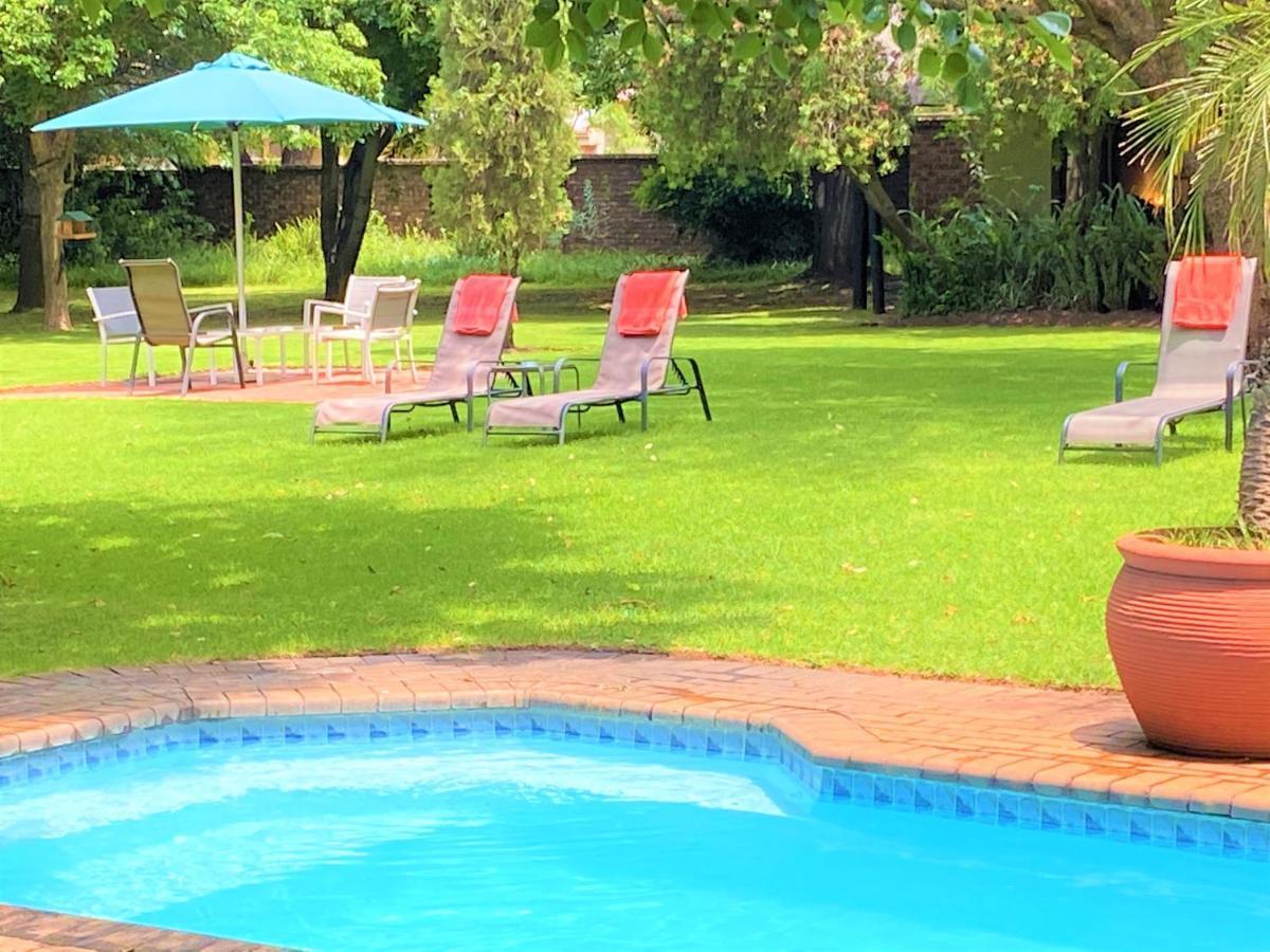 Safari Club Guest Lodge Or Tambo International Airport Кемптън Парк Екстериор снимка