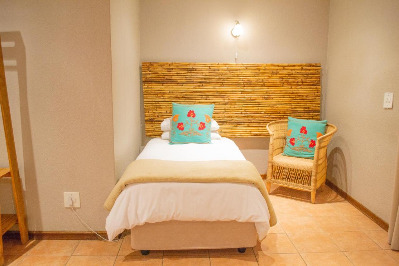 Safari Club Guest Lodge Or Tambo International Airport Кемптън Парк Екстериор снимка