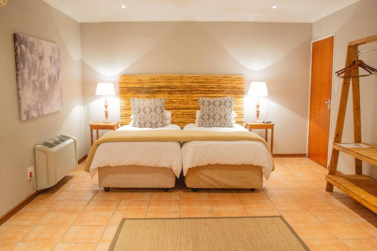 Safari Club Guest Lodge Or Tambo International Airport Кемптън Парк Екстериор снимка