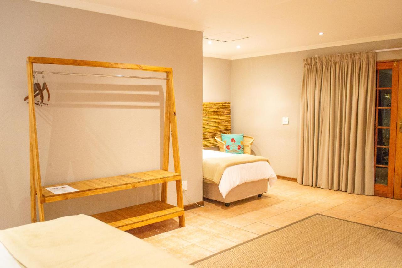 Safari Club Guest Lodge Or Tambo International Airport Кемптън Парк Екстериор снимка