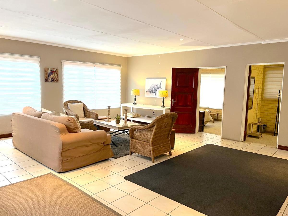 Safari Club Guest Lodge Or Tambo International Airport Кемптън Парк Екстериор снимка