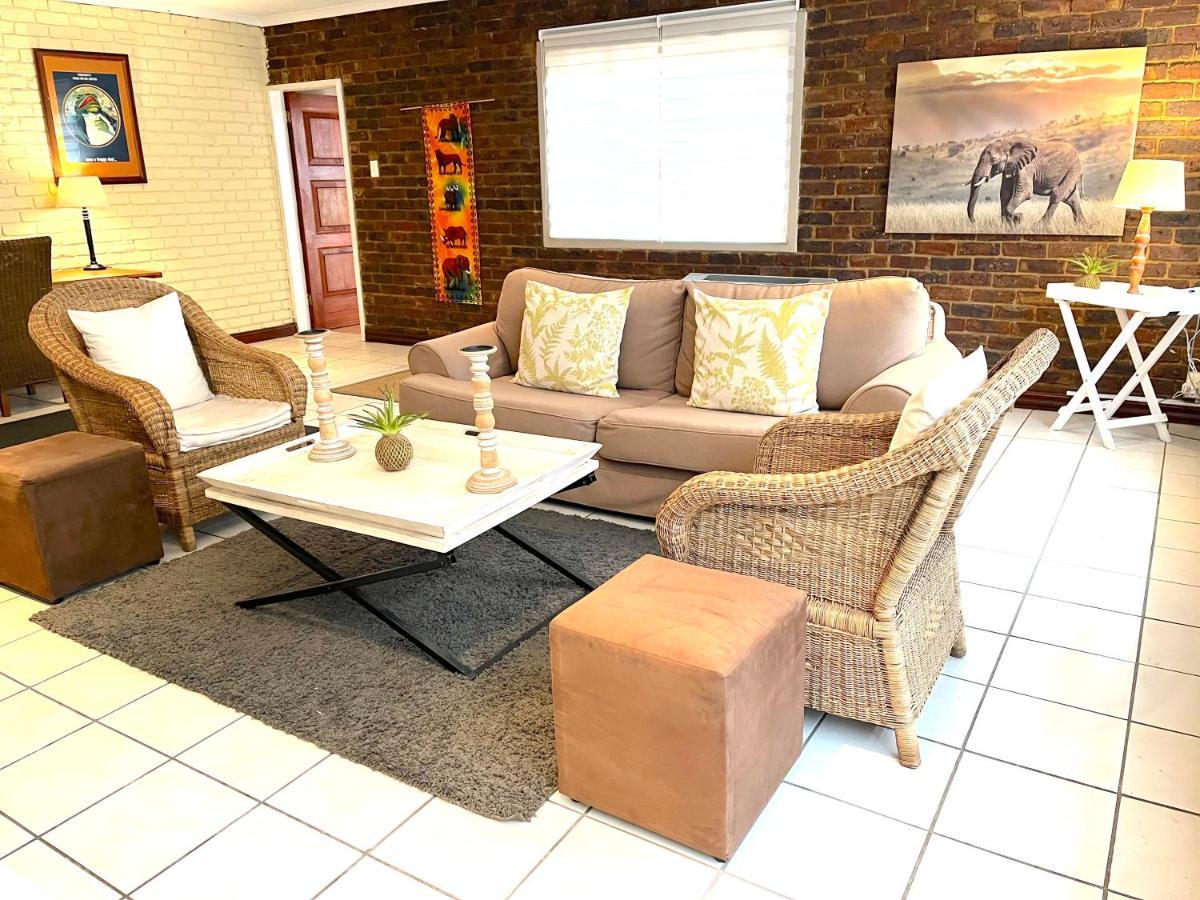 Safari Club Guest Lodge Or Tambo International Airport Кемптън Парк Екстериор снимка