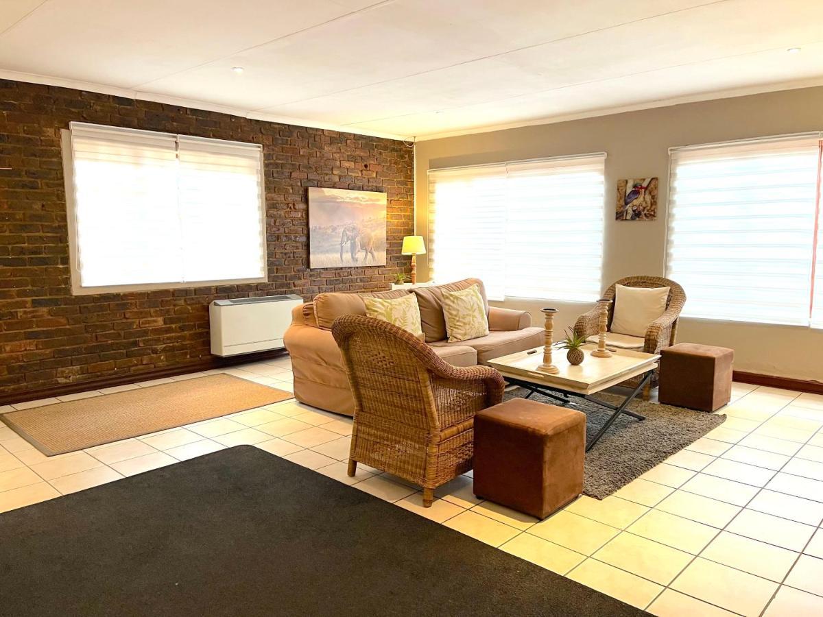 Safari Club Guest Lodge Or Tambo International Airport Кемптън Парк Екстериор снимка