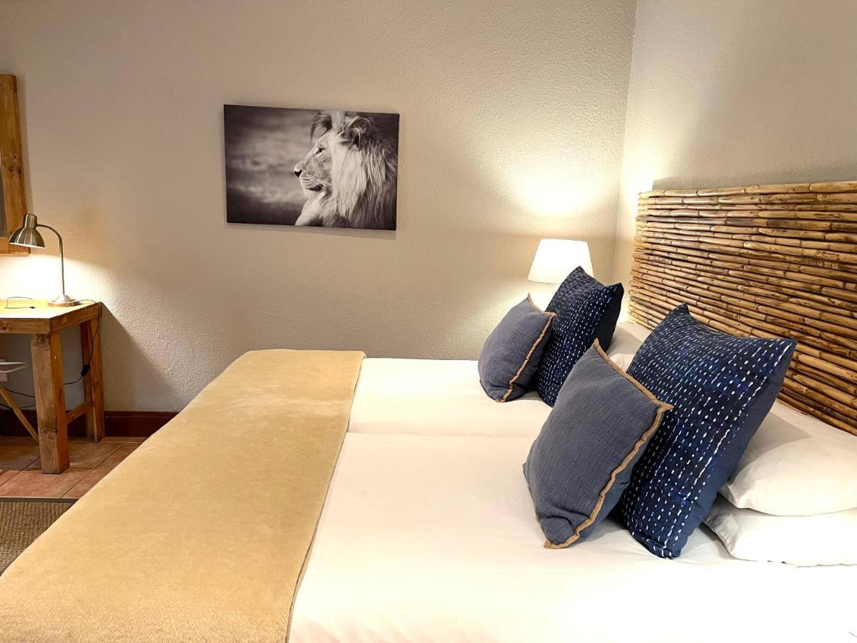 Safari Club Guest Lodge Or Tambo International Airport Кемптън Парк Екстериор снимка
