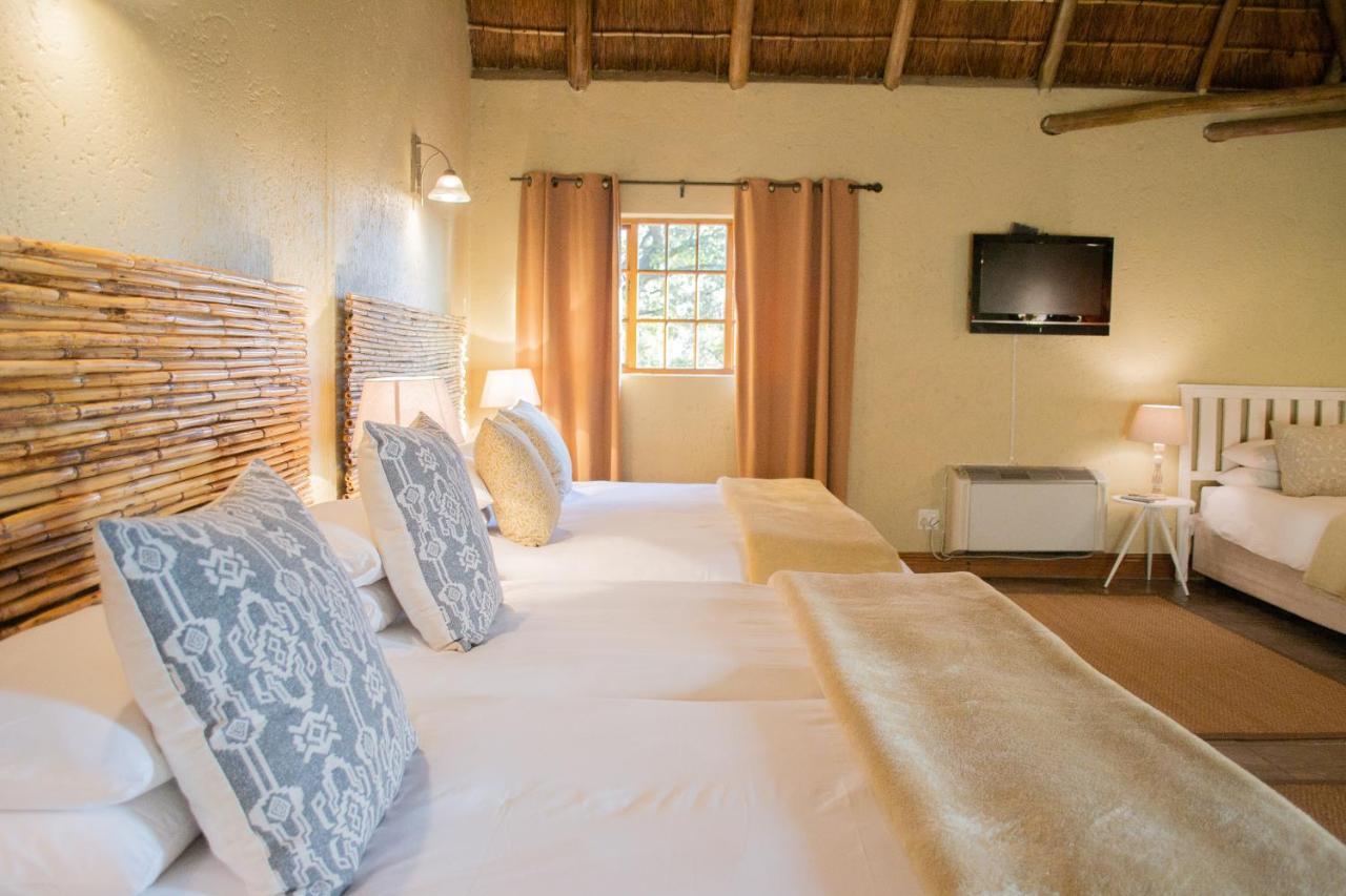 Safari Club Guest Lodge Or Tambo International Airport Кемптън Парк Екстериор снимка