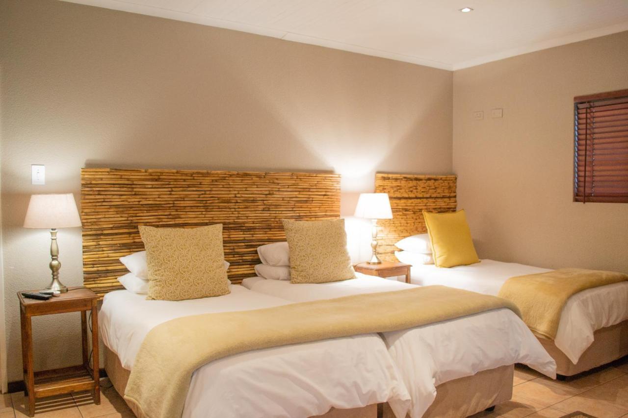 Safari Club Guest Lodge Or Tambo International Airport Кемптън Парк Екстериор снимка