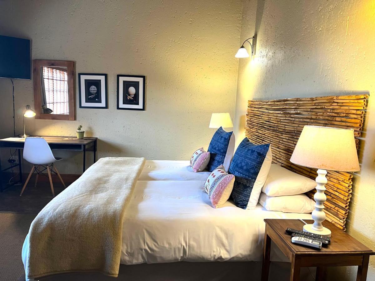 Safari Club Guest Lodge Or Tambo International Airport Кемптън Парк Екстериор снимка