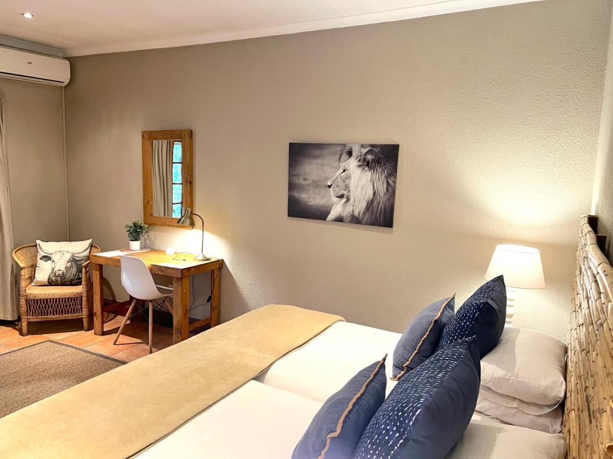 Safari Club Guest Lodge Or Tambo International Airport Кемптън Парк Екстериор снимка