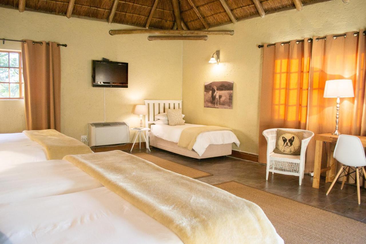 Safari Club Guest Lodge Or Tambo International Airport Кемптън Парк Екстериор снимка
