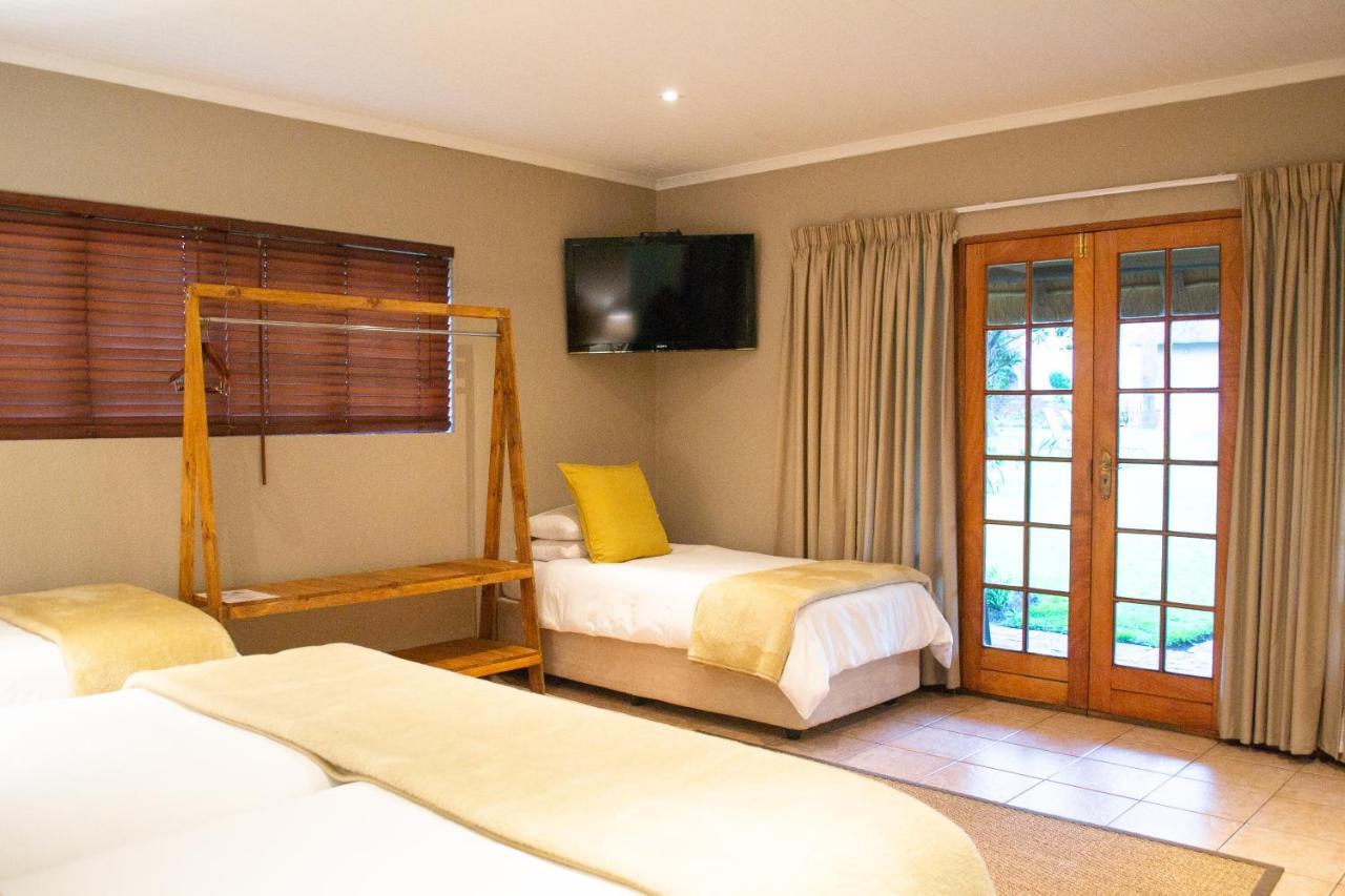 Safari Club Guest Lodge Or Tambo International Airport Кемптън Парк Екстериор снимка