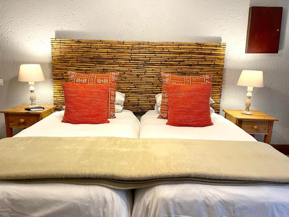 Safari Club Guest Lodge Or Tambo International Airport Кемптън Парк Екстериор снимка