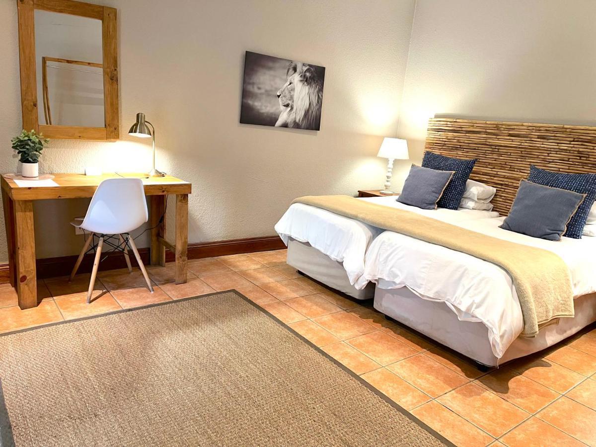 Safari Club Guest Lodge Or Tambo International Airport Кемптън Парк Екстериор снимка