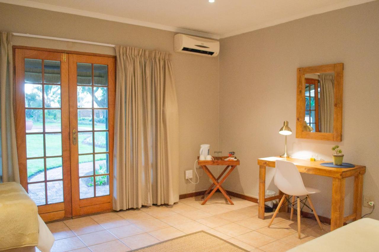 Safari Club Guest Lodge Or Tambo International Airport Кемптън Парк Екстериор снимка