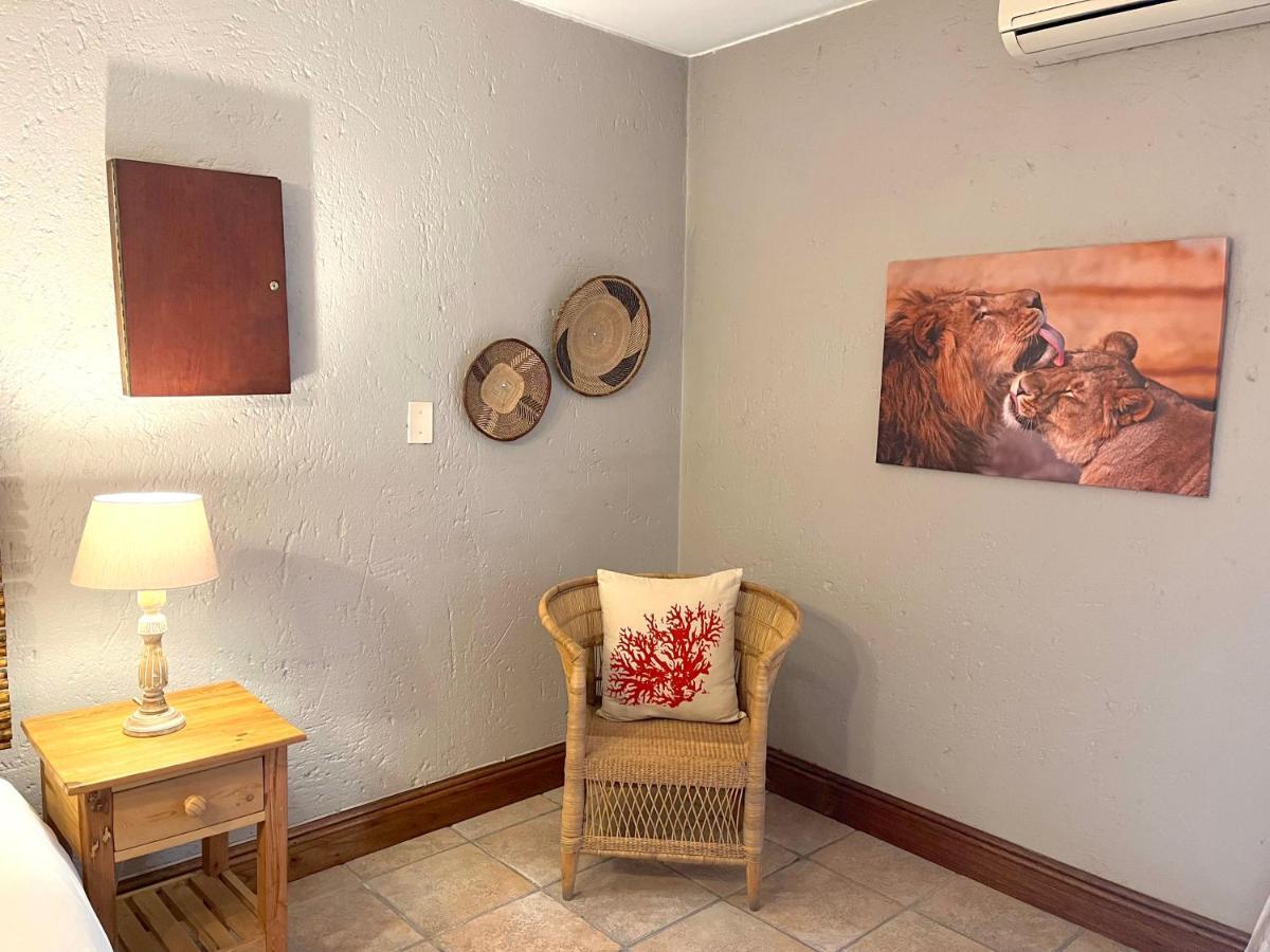 Safari Club Guest Lodge Or Tambo International Airport Кемптън Парк Екстериор снимка