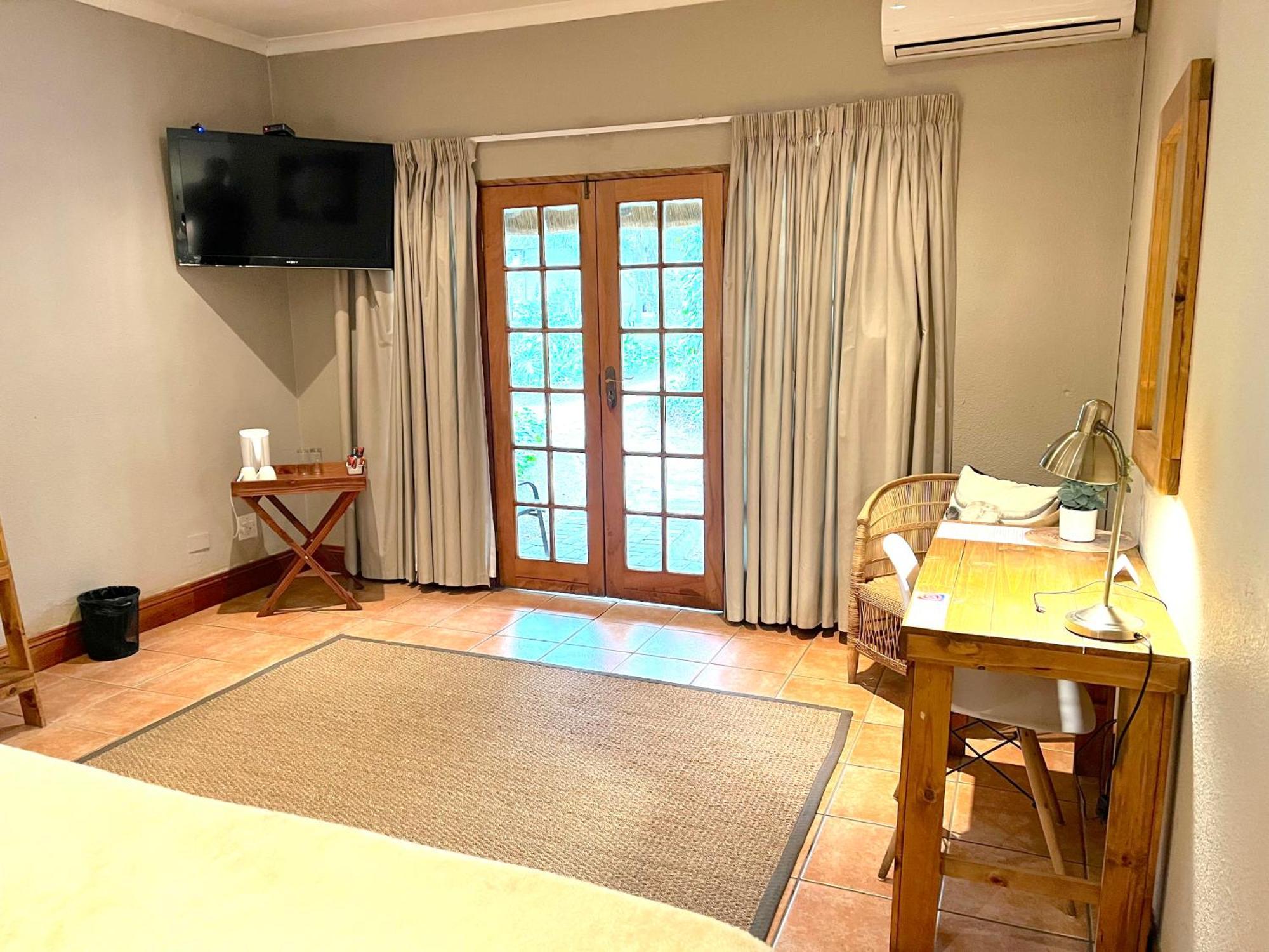 Safari Club Guest Lodge Or Tambo International Airport Кемптън Парк Екстериор снимка