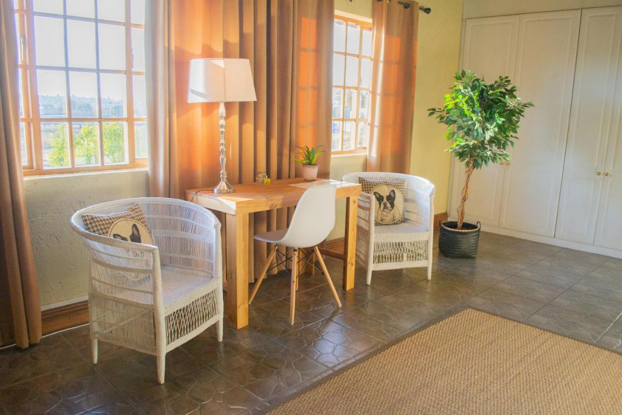 Safari Club Guest Lodge Or Tambo International Airport Кемптън Парк Екстериор снимка
