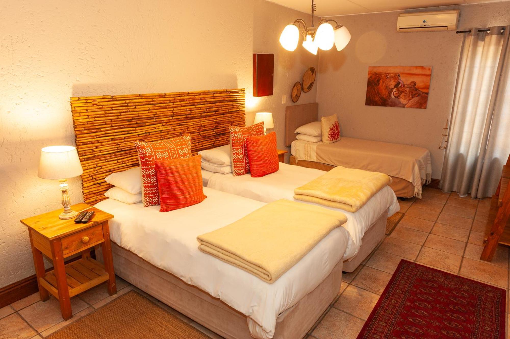 Safari Club Guest Lodge Or Tambo International Airport Кемптън Парк Екстериор снимка