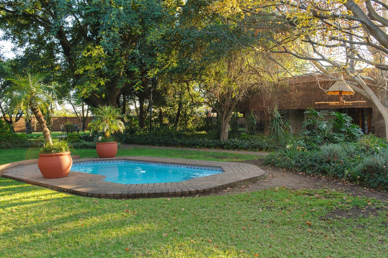 Safari Club Guest Lodge Or Tambo International Airport Кемптън Парк Екстериор снимка