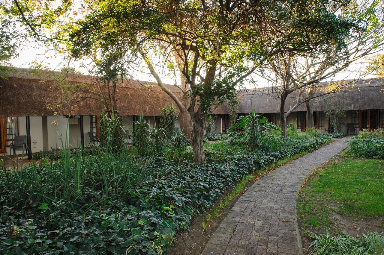 Safari Club Guest Lodge Or Tambo International Airport Кемптън Парк Екстериор снимка