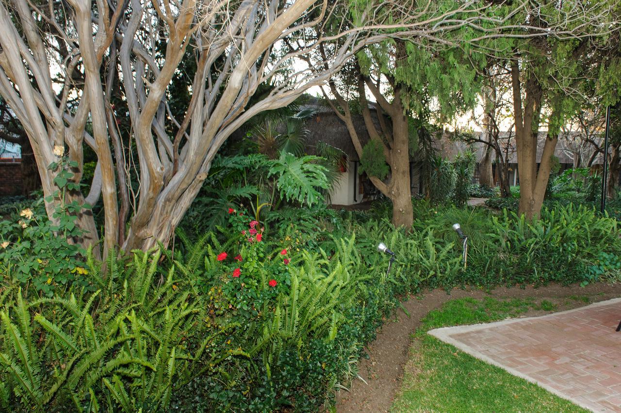 Safari Club Guest Lodge Or Tambo International Airport Кемптън Парк Екстериор снимка